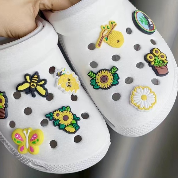 3/$10 Daisies Flower 🌸 Croc Charm - Picture 3 of 3